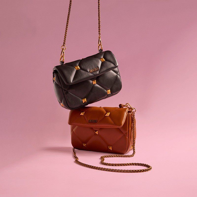 BOLSA TRANSVERSAL SOFT SPIKES PEQUENA - CHOCOLATE - Lojas Trend