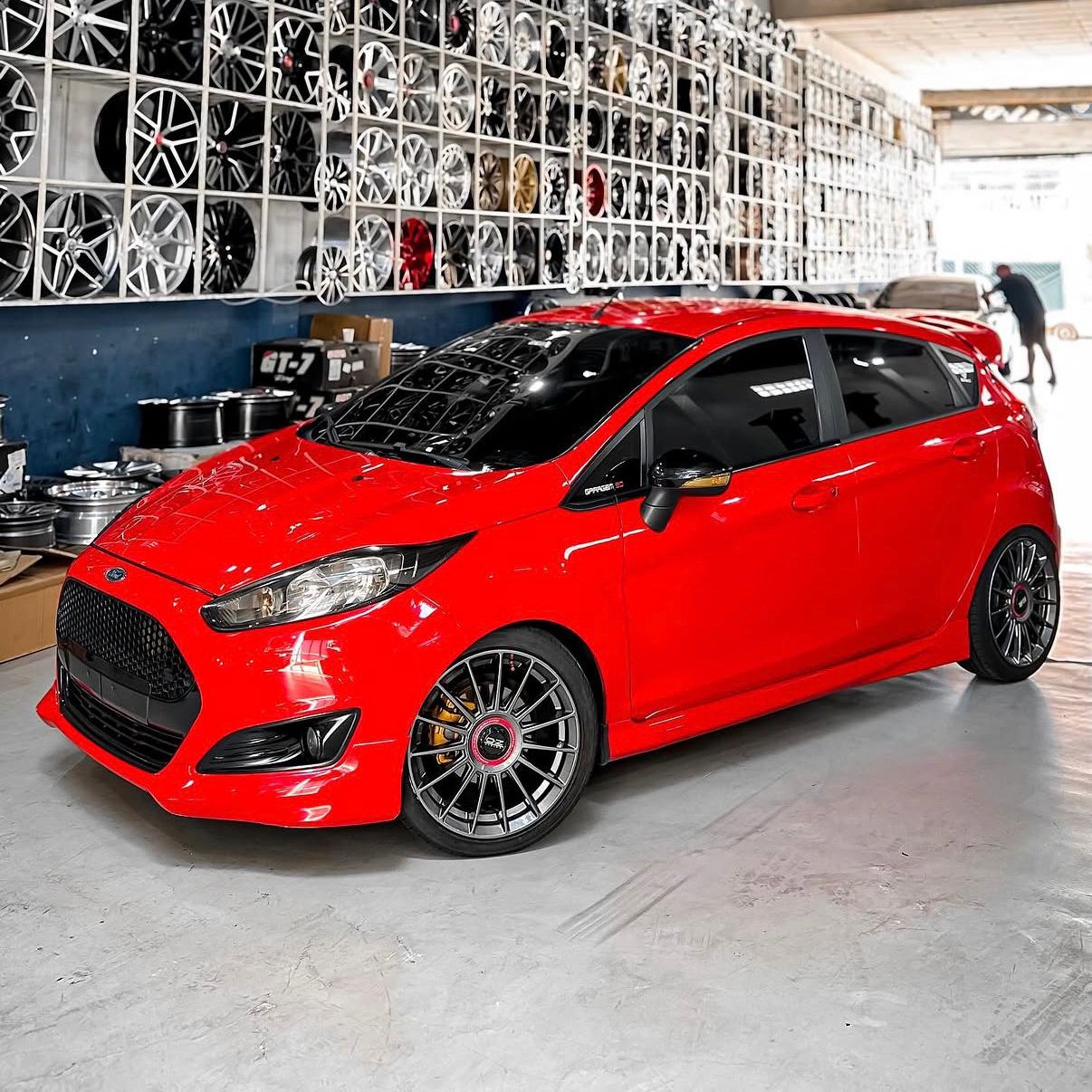Jogo de Rodas OZ Superturismo BAR B.A.R Sunline New Aro 17 New Fiesta Ford Peugeot Citroen 4x108 Cinza Grafite Prata