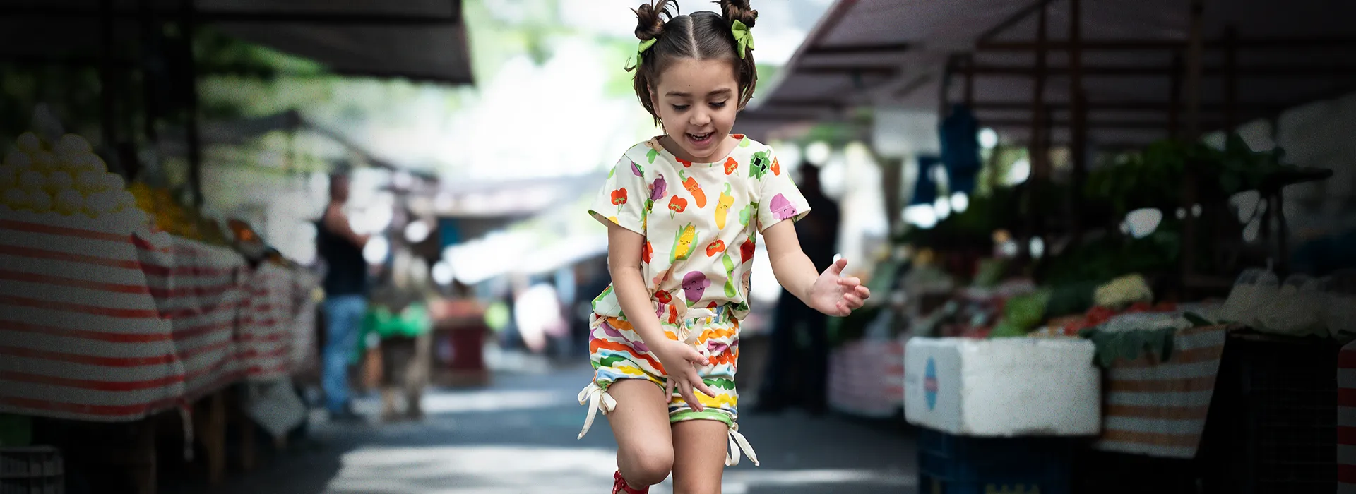 Crianças brincando com roupas confortáveis e coloridas Emacaquei