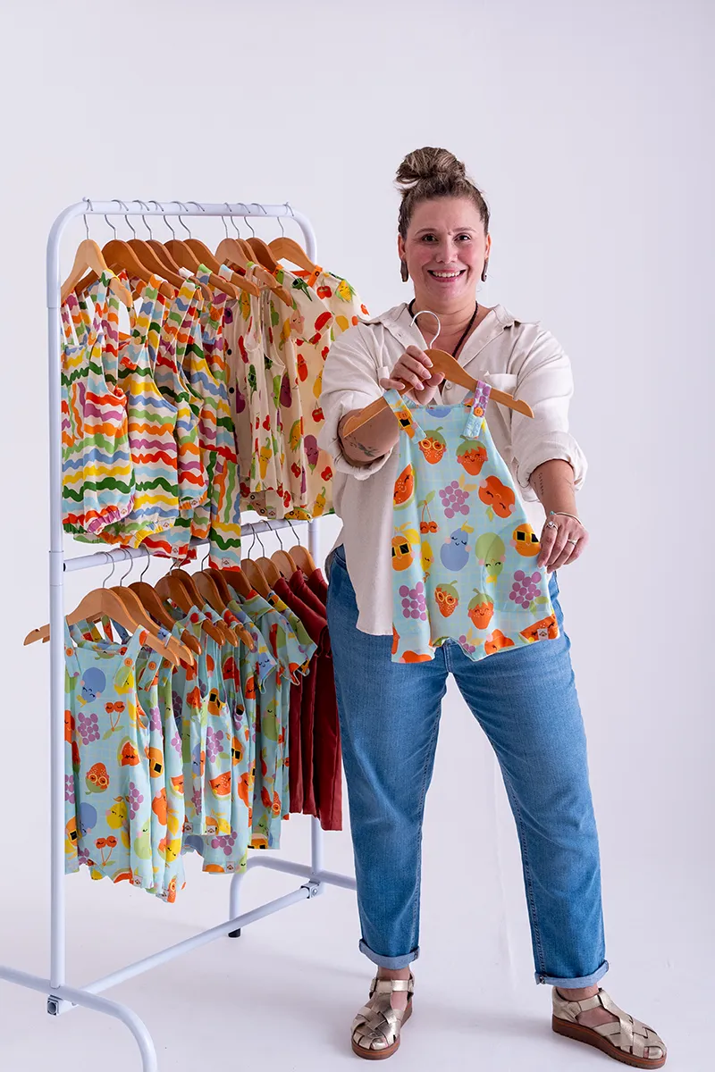 Costureira local trabalhando em peça infantil Emacaquei