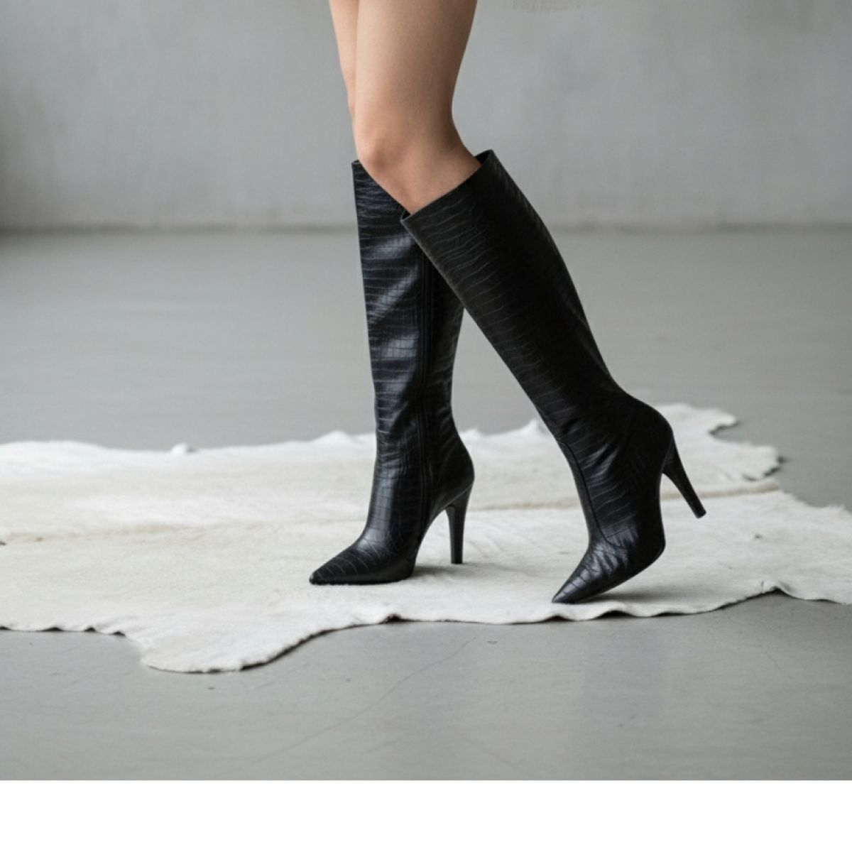 Elegante e marcante, esta bota de cano alto conta com salto fino alto e fechamento lateral por zíper. Uma ótima opção para compor looks sofisticados em diferentes ocasiões. Combine com vestidos, saias ou calças e destaque seu estilo.
