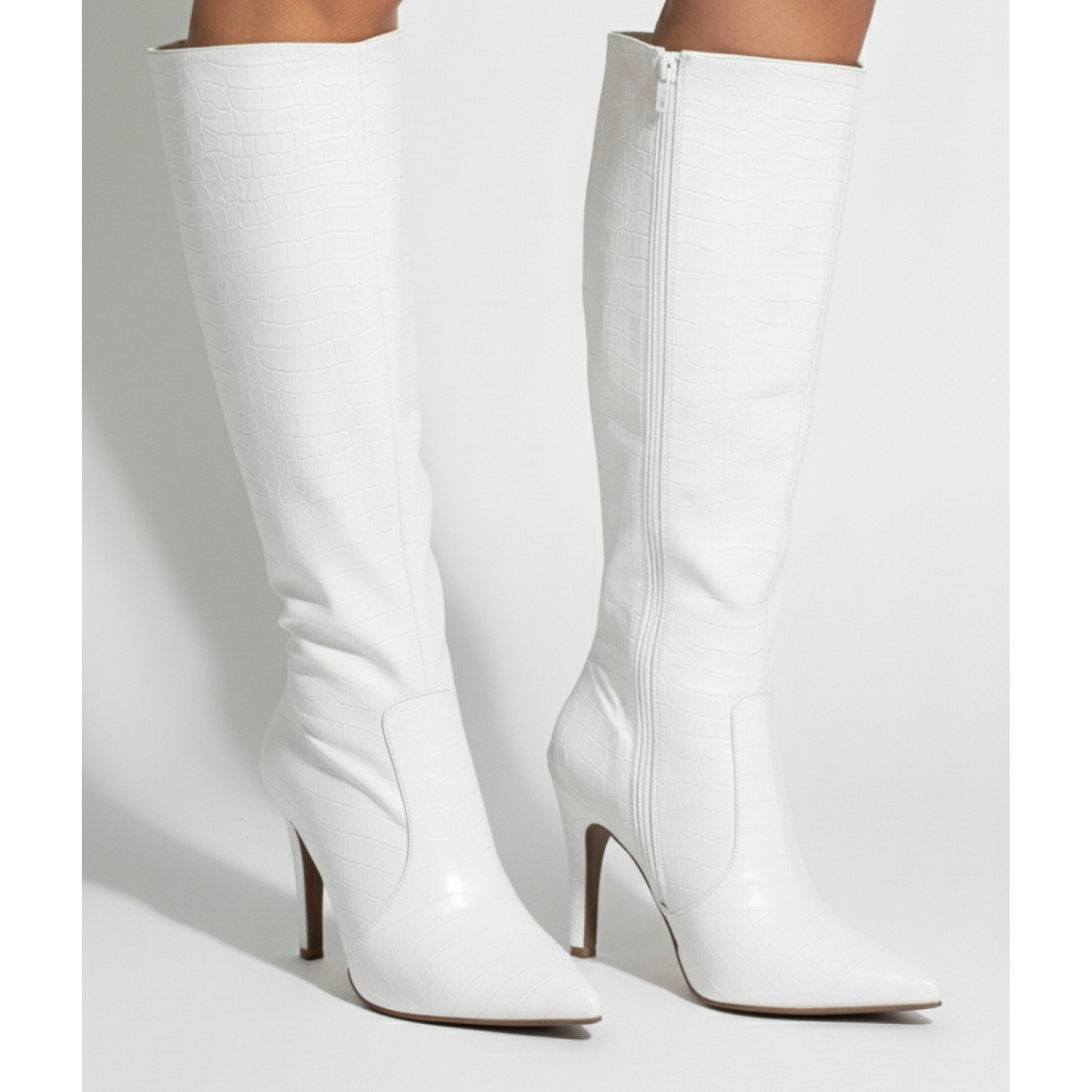 Bota feminina cano alto branca em napa com acabamento. Modelo com salto fino, zíper lateral e forro cacharrel confortável. Ideal para looks sofisticados.