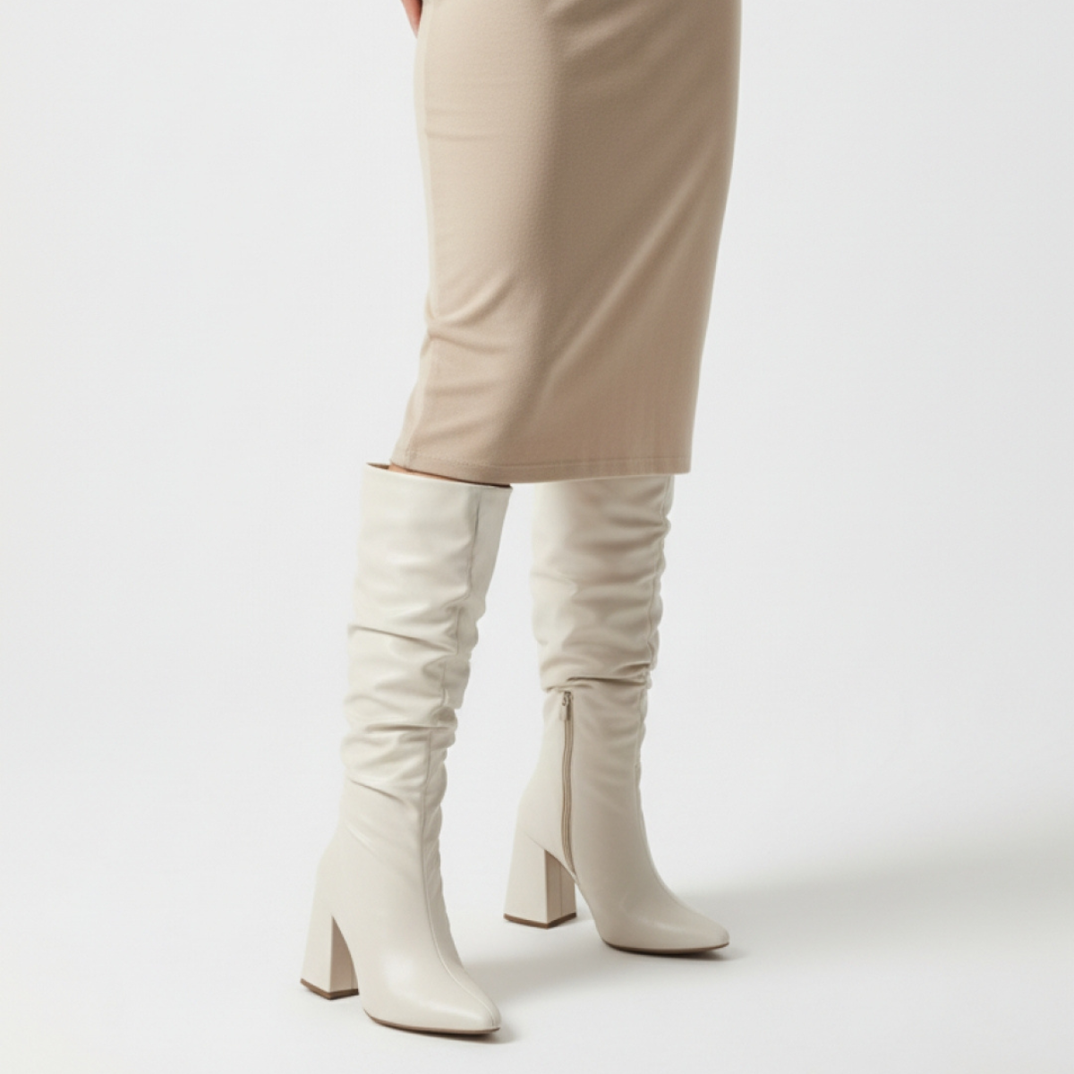 Transforme seu look com a Bota Franzida Cano Alto Off White Torricella.  Design sofisticado em napa, salto de 9cm e conforto premium. Garanta a sua na AVS Global!