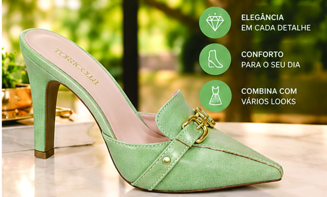 Sapato scarpin mule feminino de bico fino e salto alto revestido em napa Verde Torricella, com detalhe de fivelas douradas no cabedal na sala moderna e estilosa.04