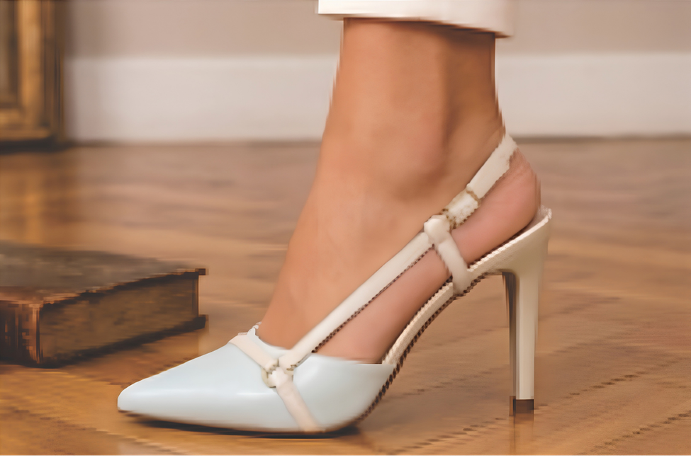  Sapato scarpin feminino modelo slingback de bico fino na cor napa auzl Torricella  com fivela dourada, exposto sobre uma mesa de vidro em uma galeria de arte moderna luxuosa.03