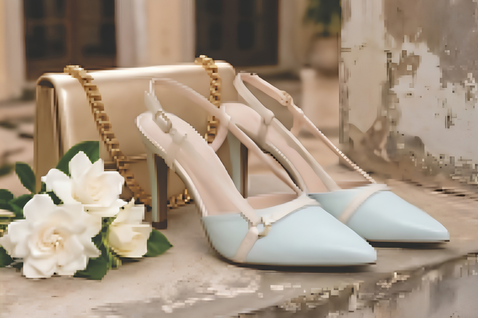 Sapato scarpin feminino modelo slingback de bico fino na cor napa auzl Torricella  com fivela dourada, exposto sobre uma mesa de vidro em uma galeria de arte moderna luxuosa.02