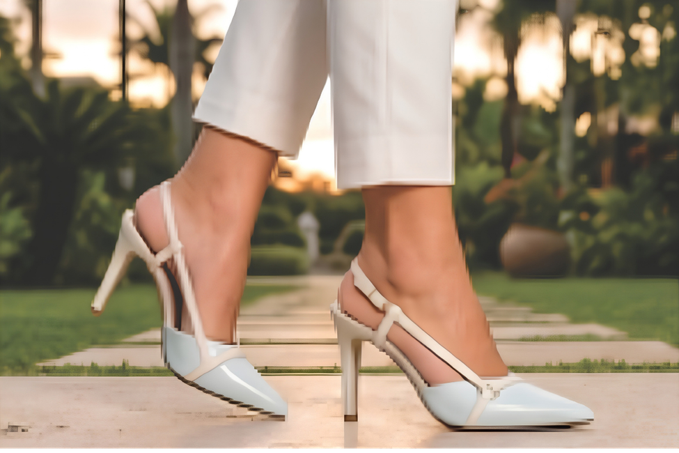 Sapato scarpin feminino modelo slingback de bico fino na cor napa auzl Torricella  com fivela dourada, exposto sobre uma mesa de vidro em uma galeria de arte moderna luxuosa.