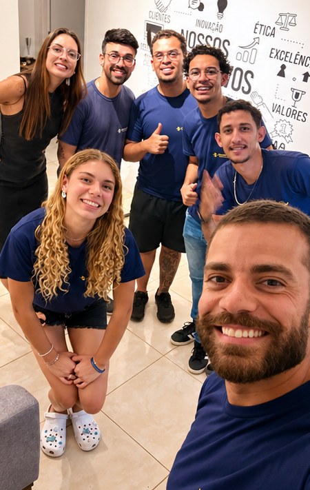 Equipe Smart Componentes reunida no escritório em Mogi das Cruzes