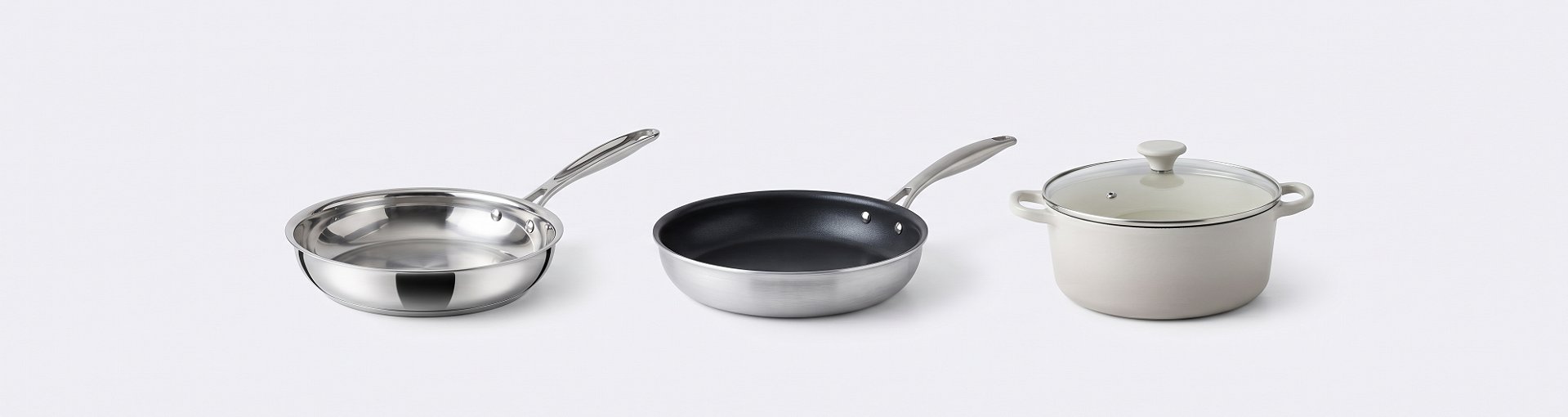Frigideira de aço inox, frigideira de alumínio antiaderente e caçarola de revestimento cerâmico lado a lado