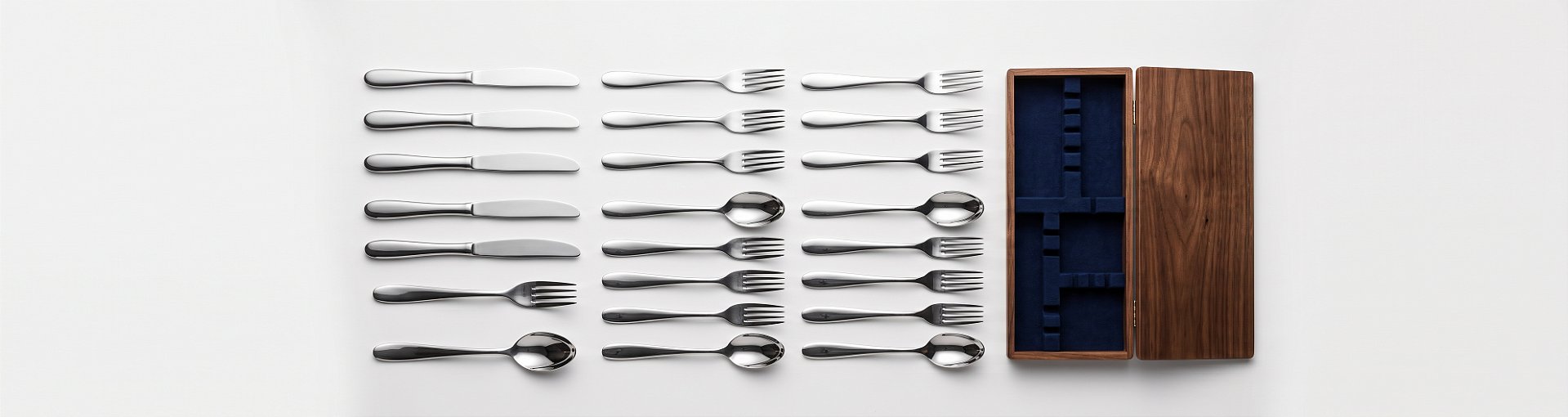Faqueiro de aço inox com garfos, facas e colheres organizados lado a lado
