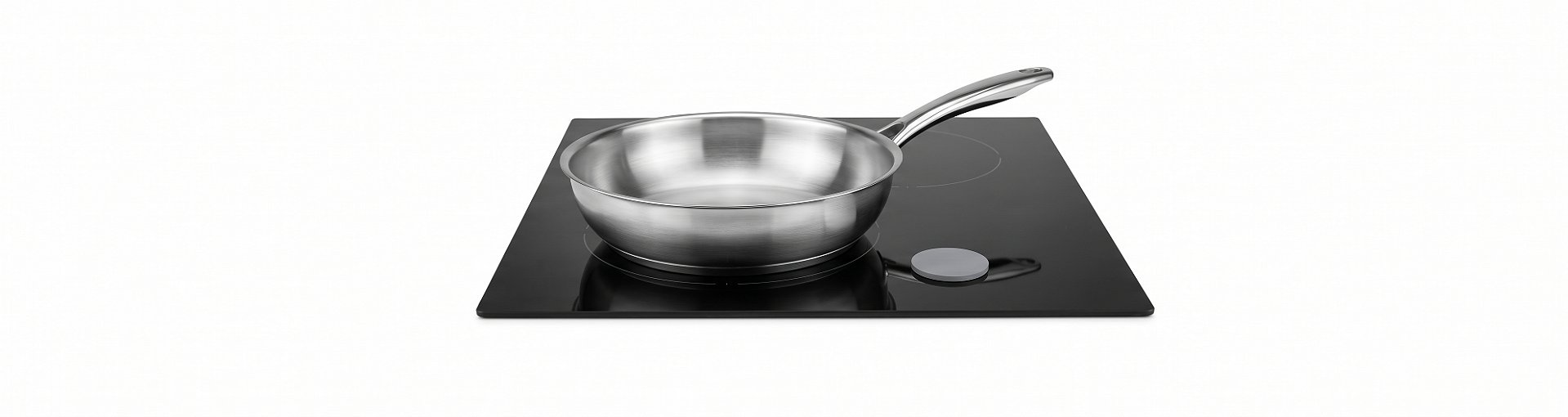 Panela de aço inox sobre cooktop de indução preto