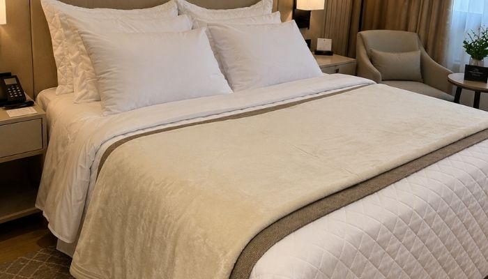 COBERTOR KING ESSENZA HOTEL FLANNEL 400G/M² ARENITO PROFITEL