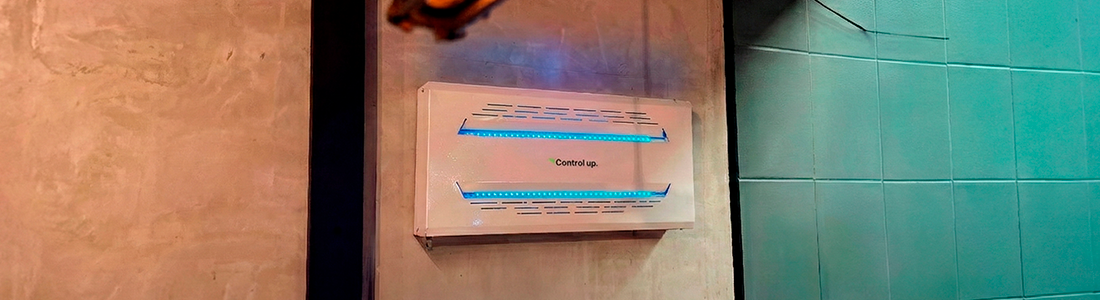 Armadilha luminosa profissional para controle de insetos Control Up