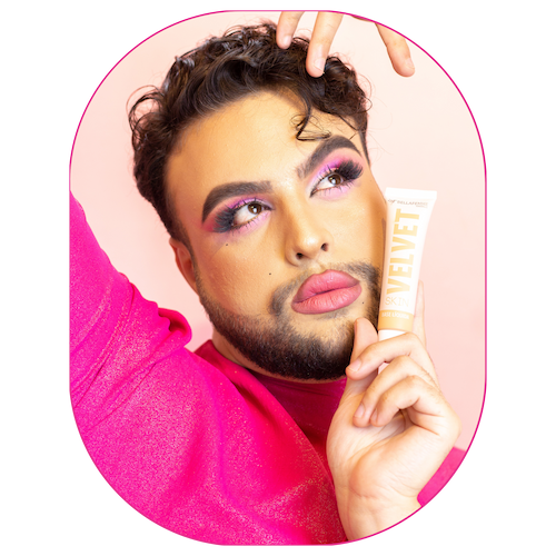 Modelo mostrando produto de maquiagem da Bella Femme