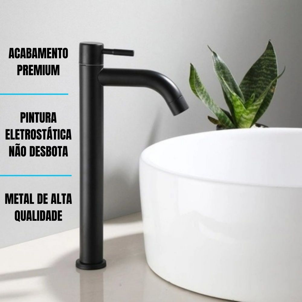 Torneira Itália Alta Black instalada em um banheiro de alto padrao destacando beneficios como excelente acabamento, pintura eletrostatica, e metal de alta qualidade