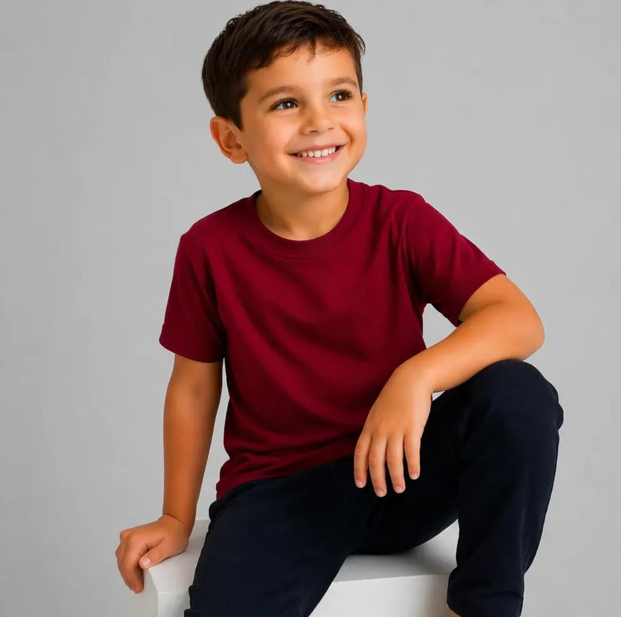 Criança vestindo camiseta infantil lisa de malha fria