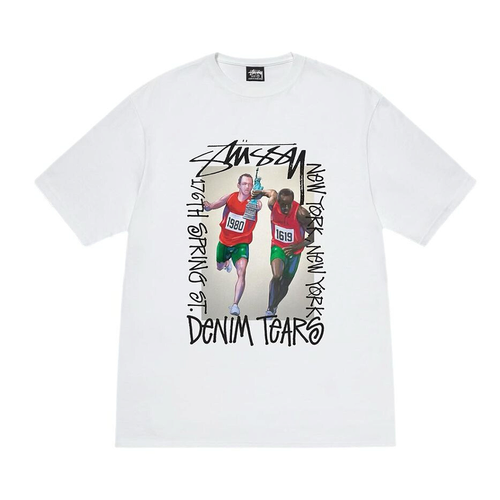 STUSSY X DENIM TEARS - Camiseta Pass The Baton 