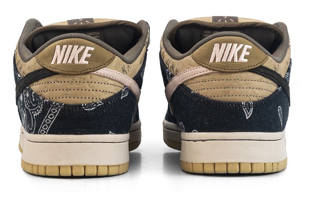 NIKE x TRAVIS SCOTT - SB Dunk Low 
