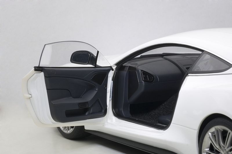 Aston Martin Vanquish Autoart 1:18 Branco - 20 anos! Loja on-line