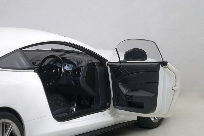 Aston Martin Vanquish Autoart 1:18 Branco - 19 anos! Loja on-line