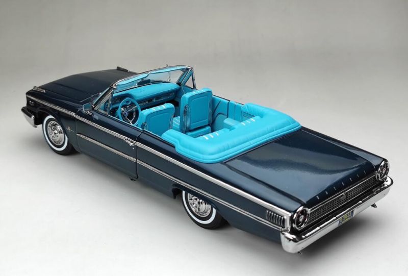 Ford Galaxie 500/XL Open Convertible 1963 1:18 Sunstar Azul - 20