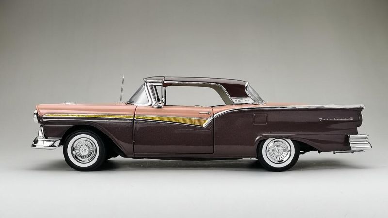 Ford Fairlane 500 Skyliner 1957 1:18 Sunstar Coral - 20 anos! Loja