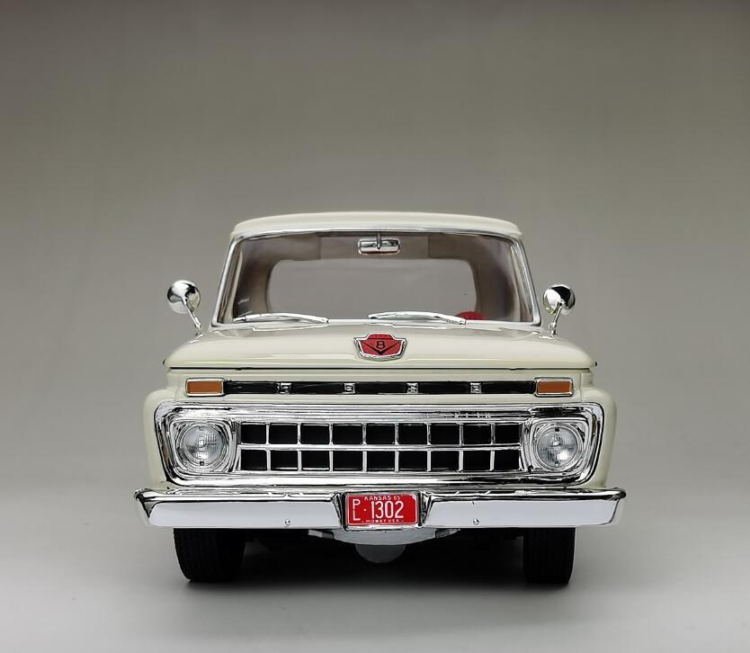 Ford F-100 1965 Custom Cab Pick-Up 1:18 Sunstar Branco - 20 anos