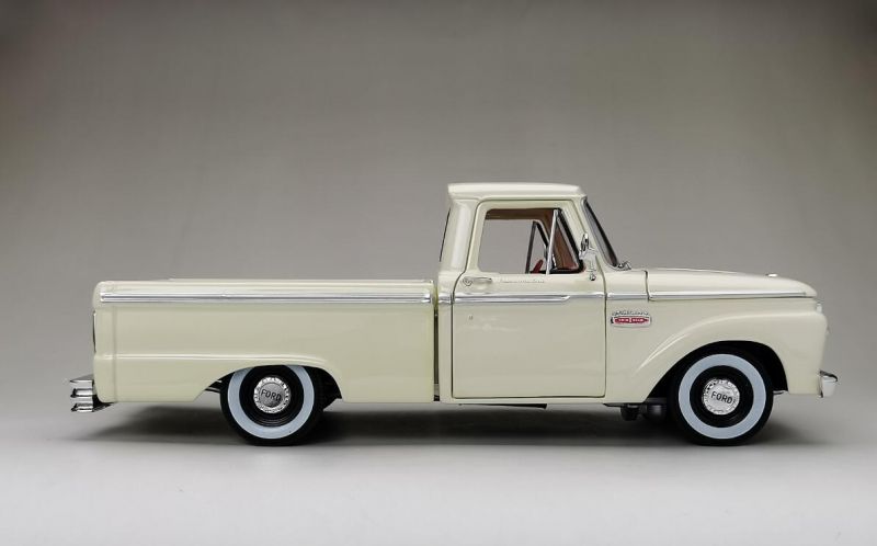 Ford F-100 1965 Custom Cab Pick-Up 1:18 Sunstar Branco - 20 anos