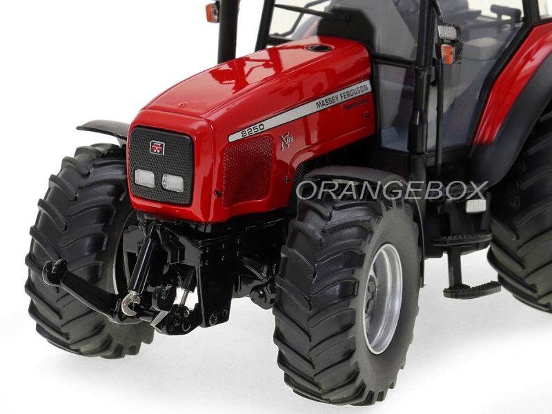 Trator Massey Ferguson Tractor 8250 XTRA 1:32 Universal Hobbies