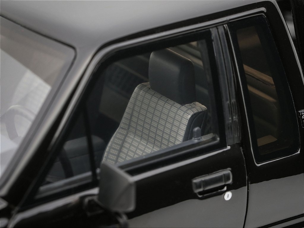 Toyota Hilux SR5 Glossy Black 202 1985 1:18 OttOmobile - 20 anos