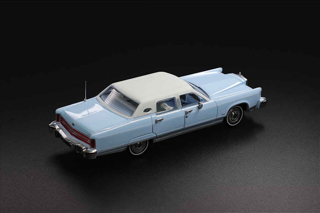 1/64 (1979年型)リンカーン•コンチネンタル＆フィギュア PRÉ-VENDA *** Lincoln Continental Town Car 1979 1:64 Sunstar Azul