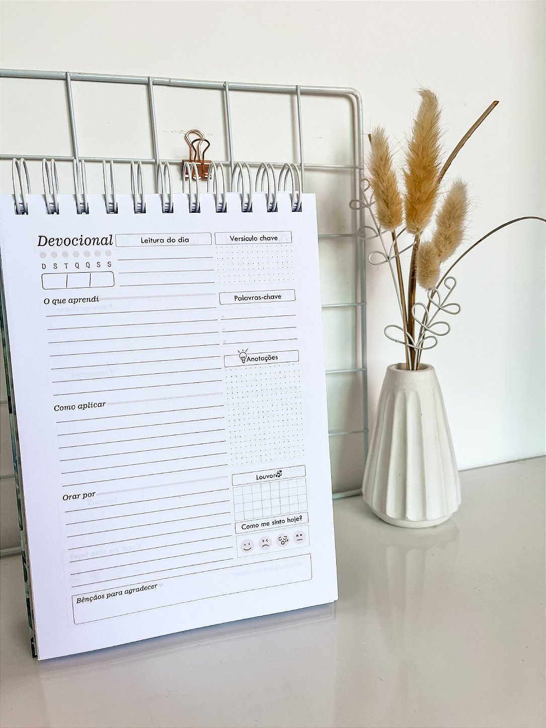 Bloco devocional sobre mesa