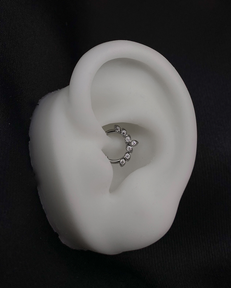piercing-argola-cravejada-septo-daith-titanio-alternative-piercing