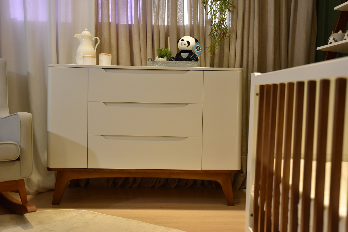 Cômoda com portas e gavetas amplas