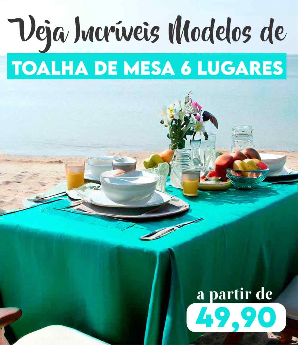 mesa posta com toalha de mesa verde de linho na praia com louças brancas