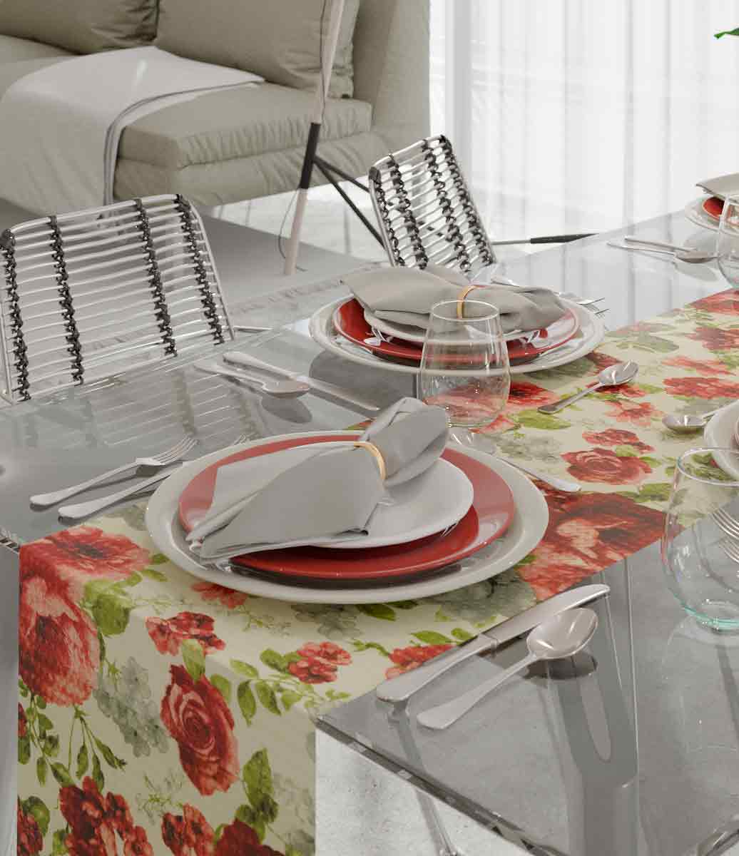 Mesa Posta com Caminho de Mesa Branco com Estampa de Rosas