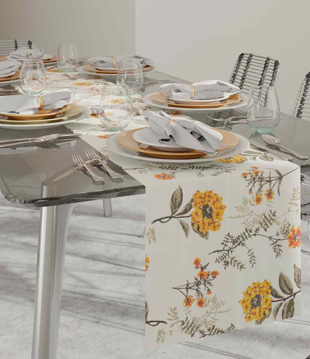 sala de jantar com mesa decorada com guardanapos cinza e caminho de mesa branco com estampa de flores amarelas