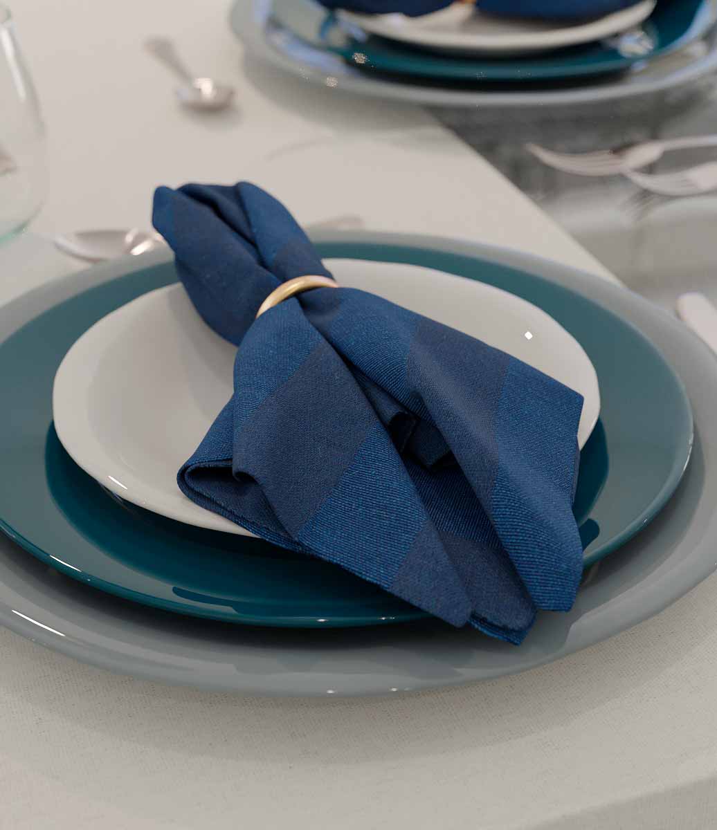 guardanapos de tecido azul para harmonizar a mesa