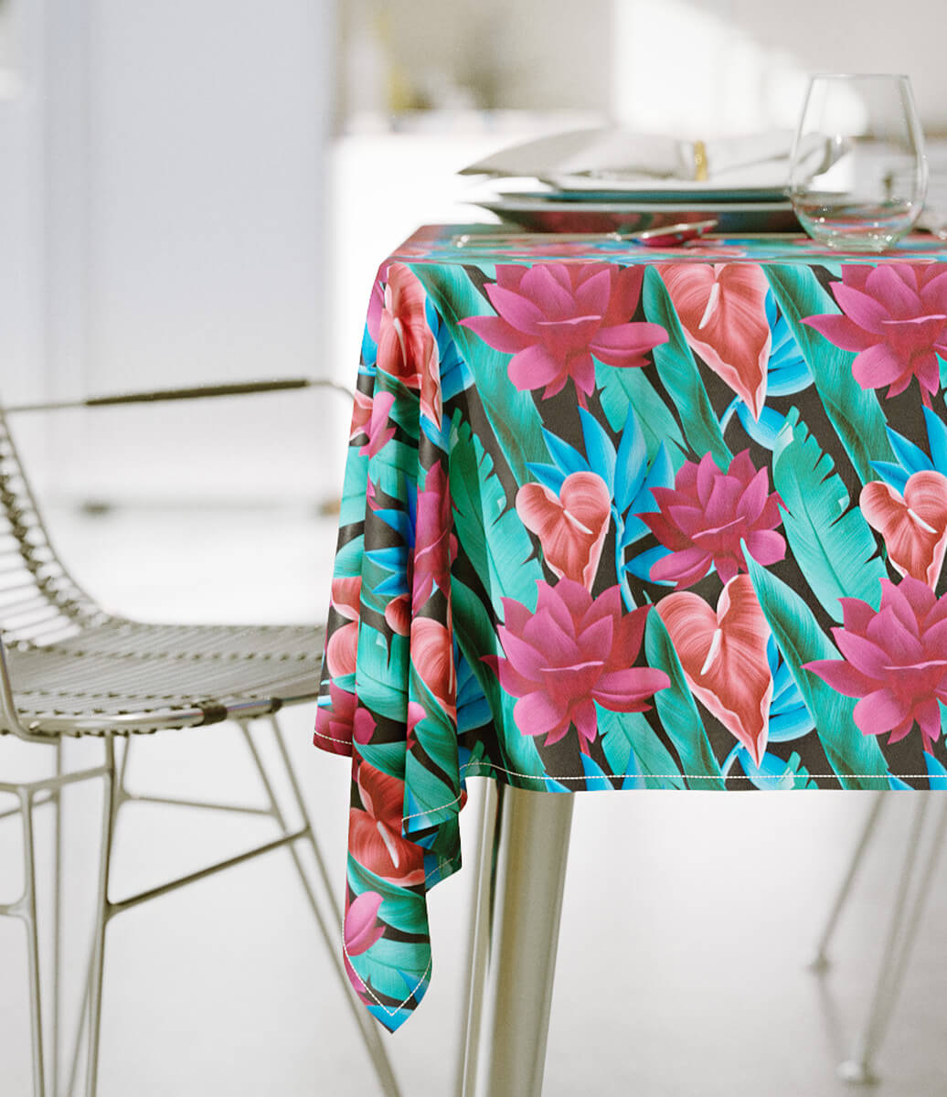 sala de estar neutra com toalha de mesa colorida com estampa de folhas e flores