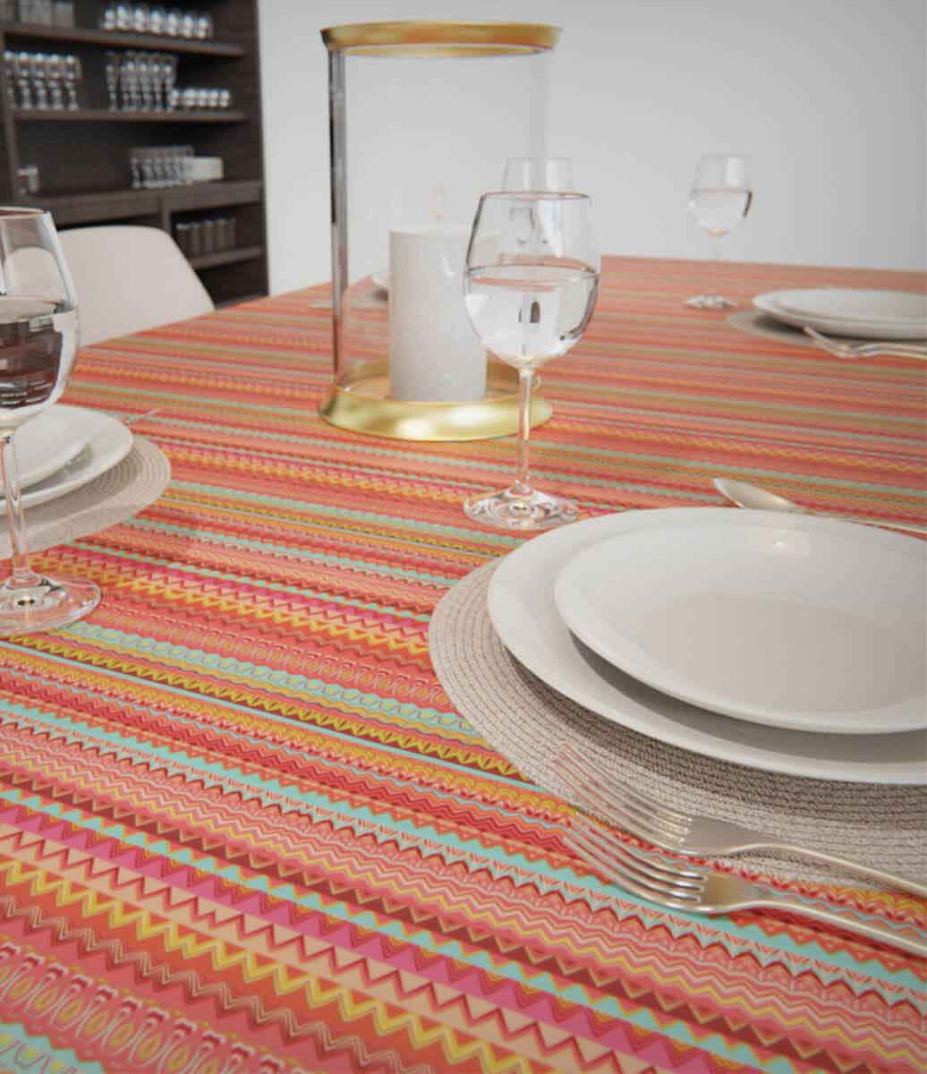 toalha de mesa laranja listrada em ambiente decorado