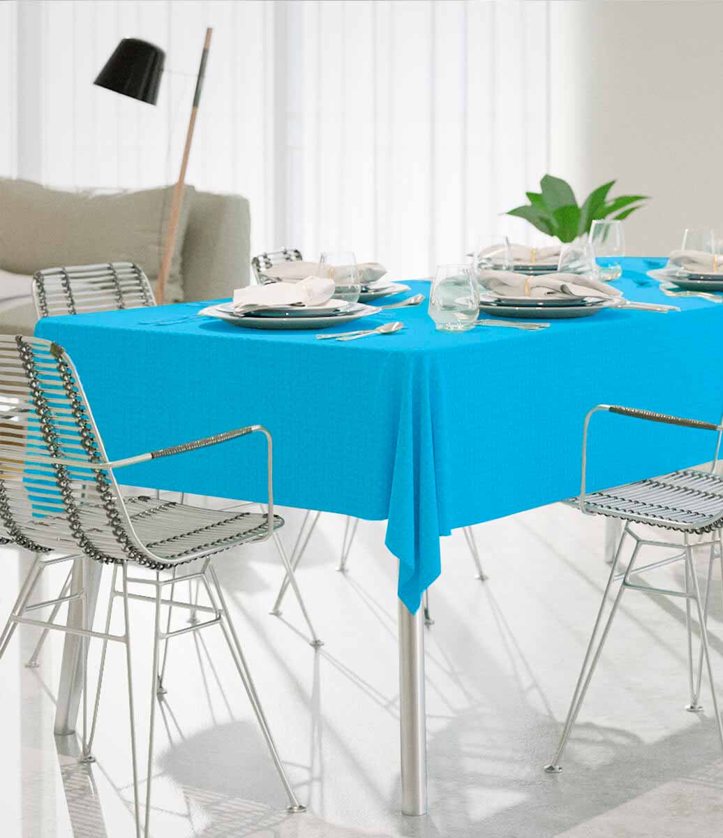 sala de estar cinza neutra com toalha de mesa azul claro retangular 8 lugares