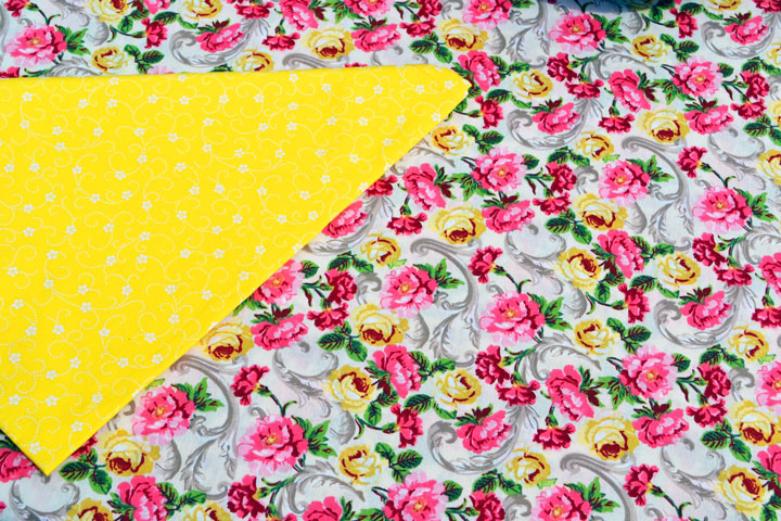 toalha de mesa com estampa floral e guardanapos de tecido