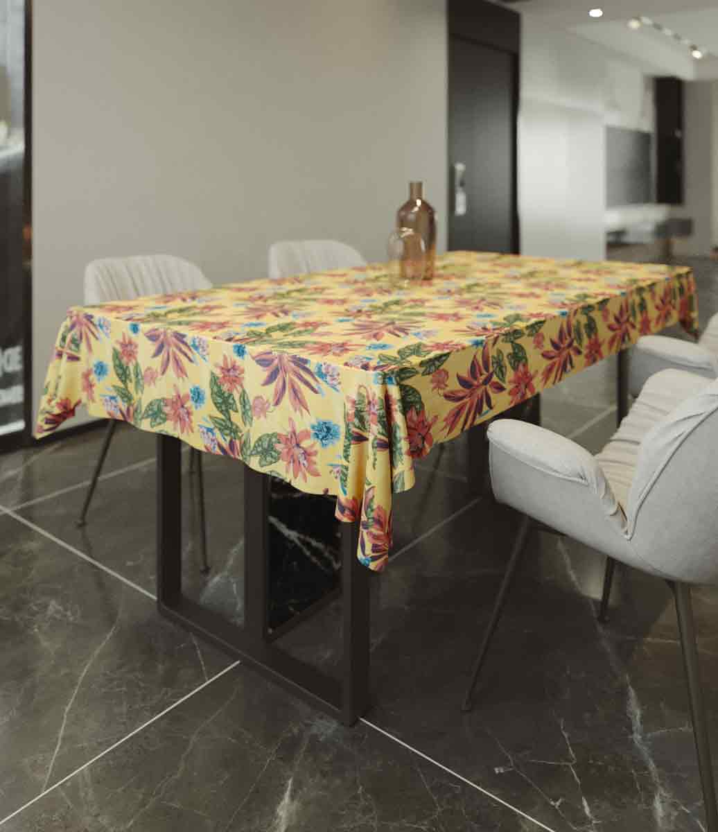 sala de estar cinza com mesa ao centro decorada com toalha de mesa amarela com estampa de flores