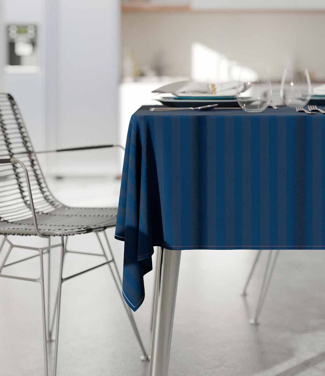 sala de estar cinza com mesa retangular decorada com toalha de mesa azul listrada jacquard