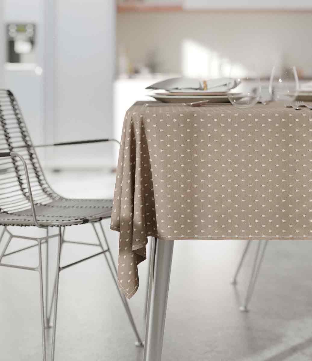 mesa decorada com toalha de mesa retangular bege poá vintage