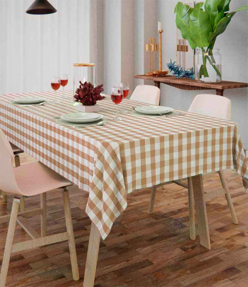 sala de jantar decorada com toalha de mesa xadrez bege