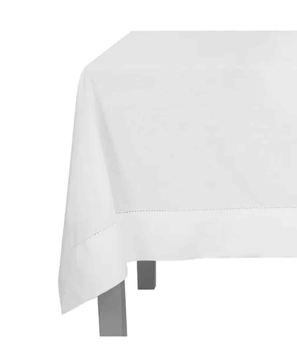 toalha de mesa branca com acabamento ponto ajour