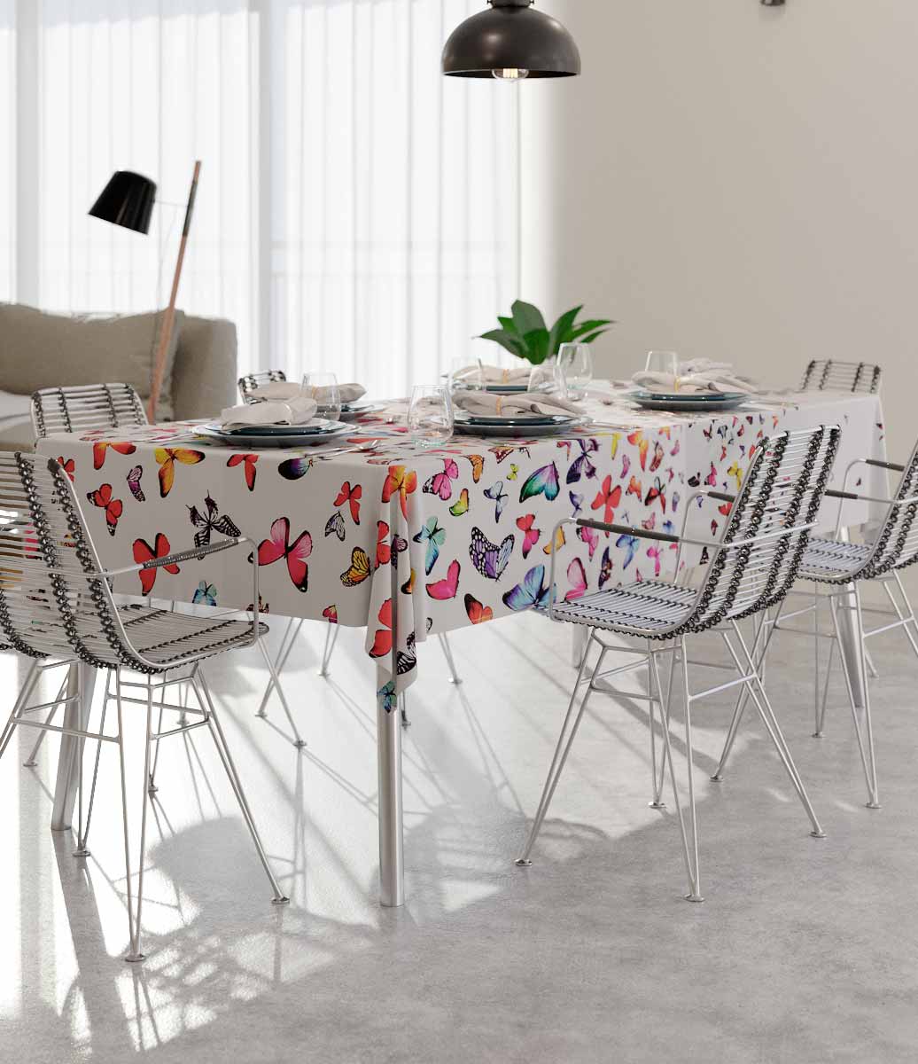 toalha de mesa branca com estampa de borboletas