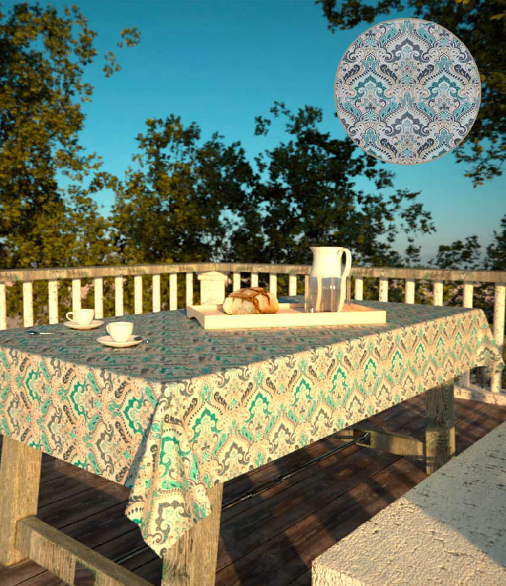ambiente externo com toalha de mesa verde com estampa de arabescos