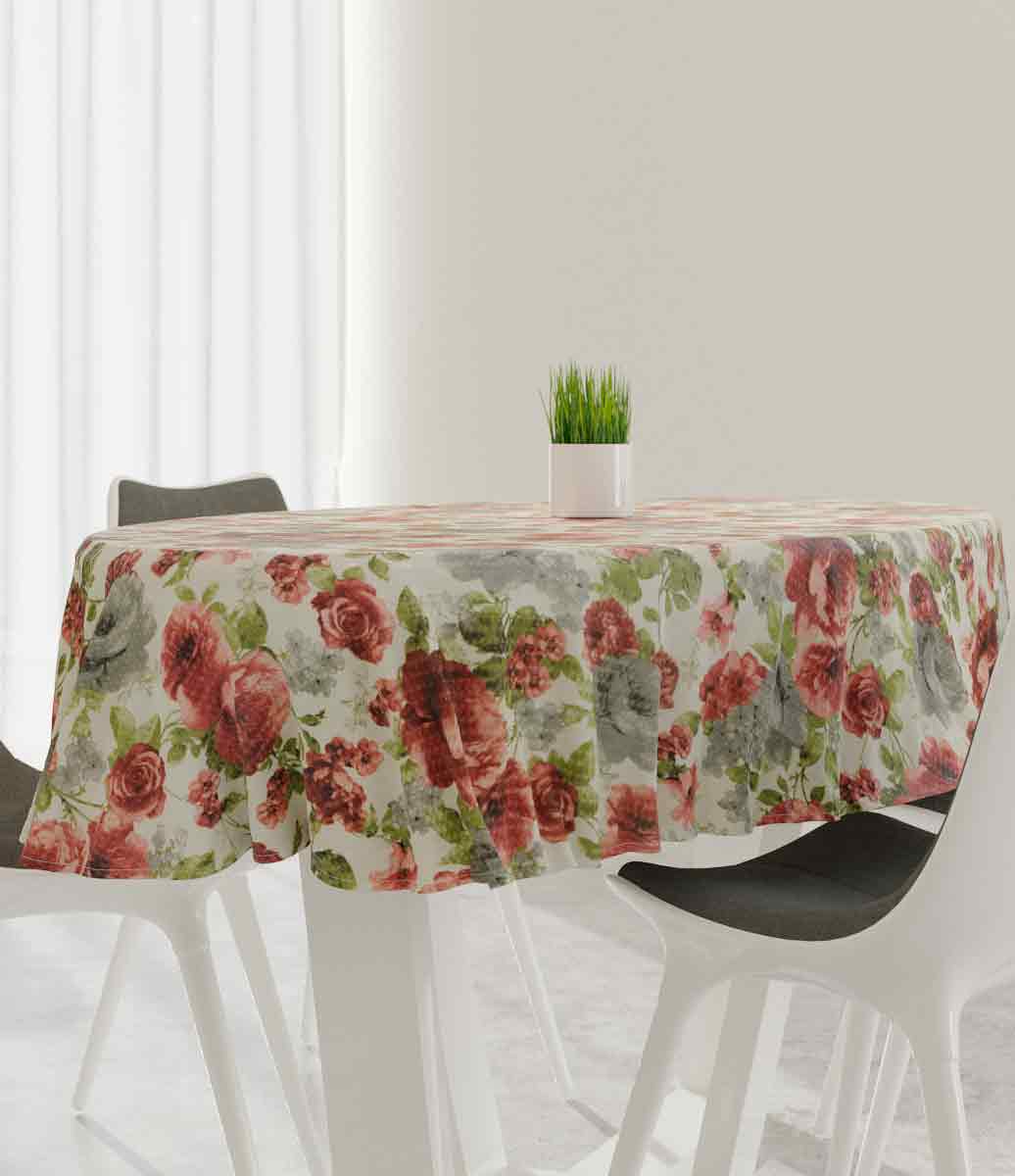 ambiente com mesa posta com toalha de mesa branca com estampa de rosas
